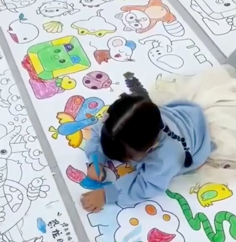 ورق التلوين العملاق 5 م + هدية مجانية 🎁 علبة ألوان✏️ (18 قلم)